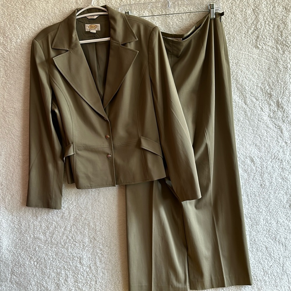 Talbots blazer, two-piece pants suit Green Size 16 jacket 14 pants